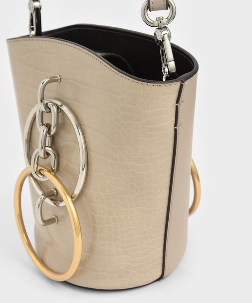 CHARLES & KEITH（チャールズ & キース）の「メタルリング ハンドルバケツバック/ Metal Ring Handle Bucket Bag（ショルダーバッグ・レディース・ホワイト/ベージュ/セージグリーン/スモークピンク・S）」の5枚目の写真