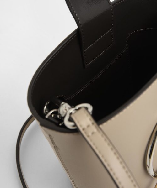 CHARLES & KEITH（チャールズ & キース）の「メタルリング ハンドルバケツバック/ Metal Ring Handle Bucket Bag（ショルダーバッグ・レディース・ホワイト/ベージュ/セージグリーン/スモークピンク・S）」の20枚目の写真