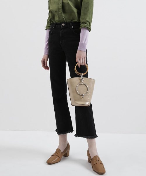CHARLES & KEITH（チャールズ & キース）の「メタルリング ハンドルバケツバック/ Metal Ring Handle Bucket Bag（ショルダーバッグ・レディース・ホワイト/ベージュ/セージグリーン/スモークピンク・S）」の18枚目の写真