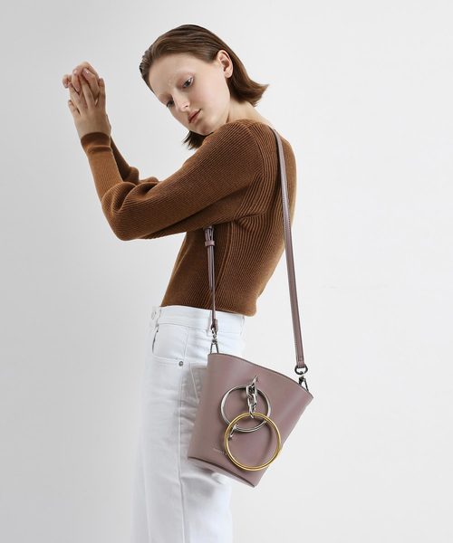 CHARLES & KEITH（チャールズ & キース）の「メタルリング ハンドルバケツバック/ Metal Ring Handle Bucket Bag（ショルダーバッグ・レディース・ホワイト/ベージュ/セージグリーン/スモークピンク・S）」の21枚目の写真