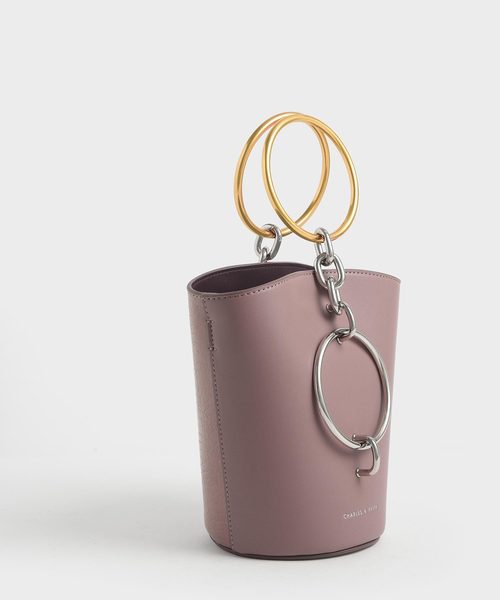 CHARLES & KEITH（チャールズ & キース）の「メタルリング ハンドルバケツバック/ Metal Ring Handle Bucket Bag（ショルダーバッグ・レディース・ホワイト/ベージュ/セージグリーン/スモークピンク・S）」の19枚目の写真