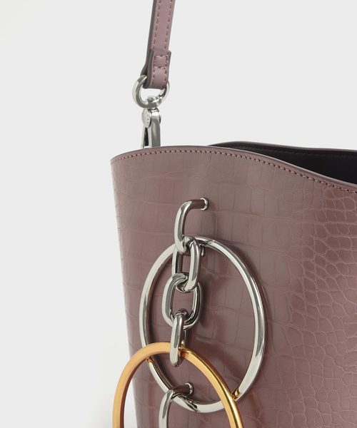 CHARLES & KEITH（チャールズ & キース）の「メタルリング ハンドルバケツバック/ Metal Ring Handle Bucket Bag（ショルダーバッグ・レディース・ホワイト/ベージュ/セージグリーン/スモークピンク・S）」の14枚目の写真