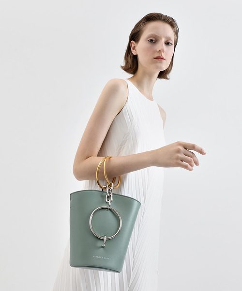 CHARLES & KEITH（チャールズ & キース）の「メタルリング ハンドルバケツバック/ Metal Ring Handle Bucket Bag（ショルダーバッグ・レディース・ホワイト/ベージュ/セージグリーン/スモークピンク・S）」の11枚目の写真