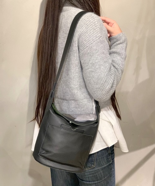 Beau're(ヴュレ)の「BEAURE ヴュレ カウレザー バケツ ショルダー(ショルダーバッグ)」|ブラック