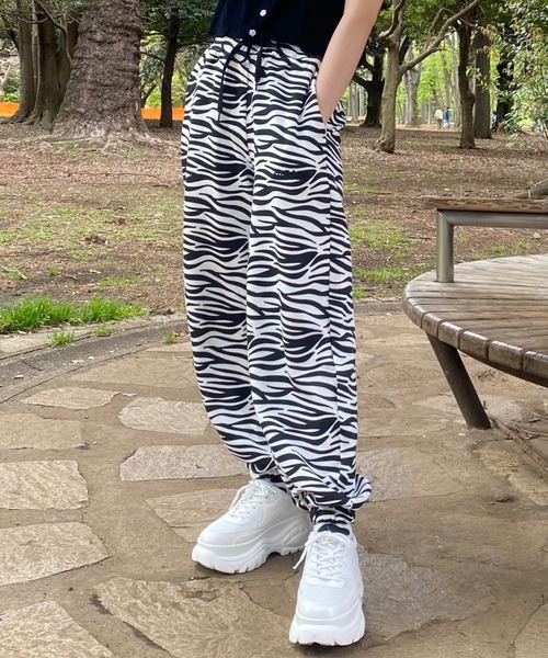 WEGO（ウィゴー）の「WEGO/刺繍イージーJOGパンツ（スウェットパンツ・レディース・ホワイト/ブラック/イエロー/アニマル・FREE）」の4枚目の写真