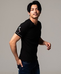 VIOLA（ヴィオラ）の「『VIOLA rumore/ヴィオラ ルモーレ』リブ袖切り替え刺繍入りストレッチVネック半袖Tシャツ（Tシャツ/カットソー・メンズ）」