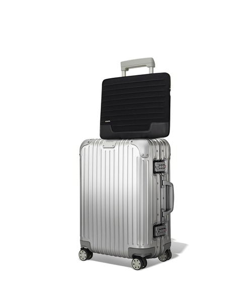 RIMOWA（リモワ）の「フラットポーチ ブラック（ハンドバッグ・レディース・ブラック・ONE SIZE）」の5枚目の写真