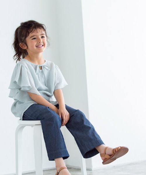 lulpini（ルルピー二）の「kids ソフトデニムストラップ付きタックパンツ（その他パンツ・キッズ・ブルー/サックスブルー・S/M/L）」の4枚目の写真