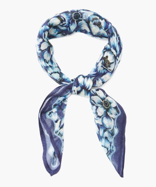 CHAN LUU（チャンルー）の「花柄 バンダナ／スカーフ DF-SC-119（バンダナ/スカーフ・レディース・ブルー/アイボリー/マルーン・フリー）」の3枚目の写真
