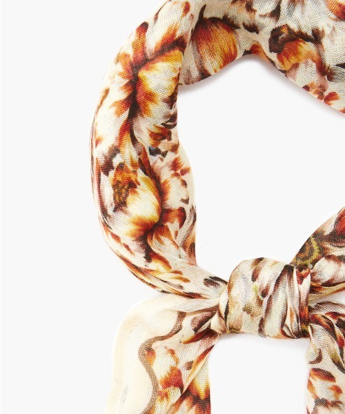 CHAN LUU（チャンルー）の「花柄 バンダナ／スカーフ DF-SC-119（バンダナ/スカーフ・レディース・ブルー/アイボリー/マルーン・フリー）」の4枚目の写真