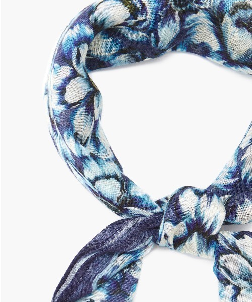 CHAN LUU（チャンルー）の「花柄 バンダナ／スカーフ DF-SC-119（バンダナ/スカーフ・レディース・ブルー/アイボリー/マルーン・フリー）」の5枚目の写真