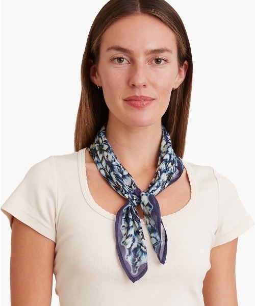 CHAN LUU（チャンルー）の「花柄 バンダナ／スカーフ DF-SC-119（バンダナ/スカーフ・レディース・ブルー/アイボリー/マルーン・フリー）」の9枚目の写真