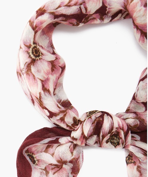 CHAN LUU（チャンルー）の「花柄 バンダナ／スカーフ DF-SC-119（バンダナ/スカーフ・レディース・ブルー/アイボリー/マルーン・フリー）」の6枚目の写真