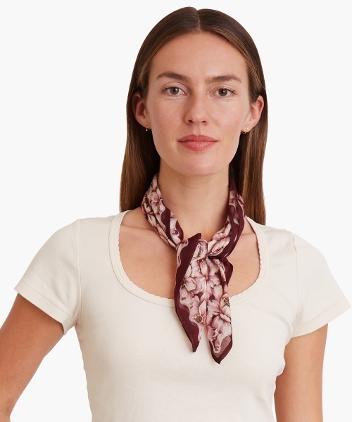 CHAN LUU（チャンルー）の「花柄 バンダナ／スカーフ DF-SC-119（バンダナ/スカーフ・レディース・ブルー/アイボリー/マルーン・フリー）」の7枚目の写真