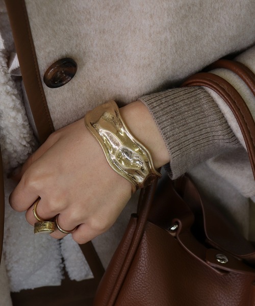 voov(ブーブ)の「凹凸 太め ニュアンス バングル(バングル/リストバンド・レディース・シルバー/ゴールド・フリ-)」の7枚目の写真