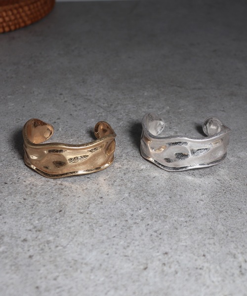 voov(ブーブ)の「凹凸 太め ニュアンス バングル(バングル/リストバンド・レディース・シルバー/ゴールド・フリ-)」の5枚目の写真