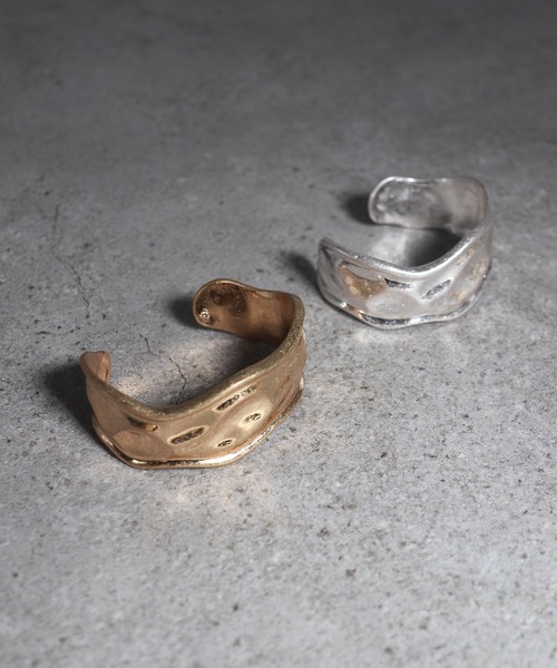 voov(ブーブ)の「凹凸 太め ニュアンス バングル(バングル/リストバンド・レディース・シルバー/ゴールド・フリ-)」の6枚目の写真