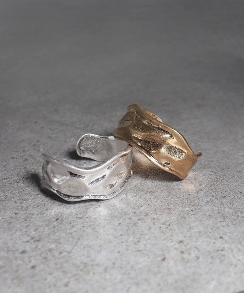 voov(ブーブ)の「凹凸 太め ニュアンス バングル(バングル/リストバンド・レディース・シルバー/ゴールド・フリ-)」の11枚目の写真