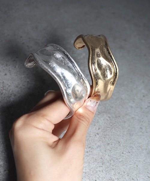 voov(ブーブ)の「凹凸 太め ニュアンス バングル(バングル/リストバンド・レディース・シルバー/ゴールド・フリ-)」の10枚目の写真