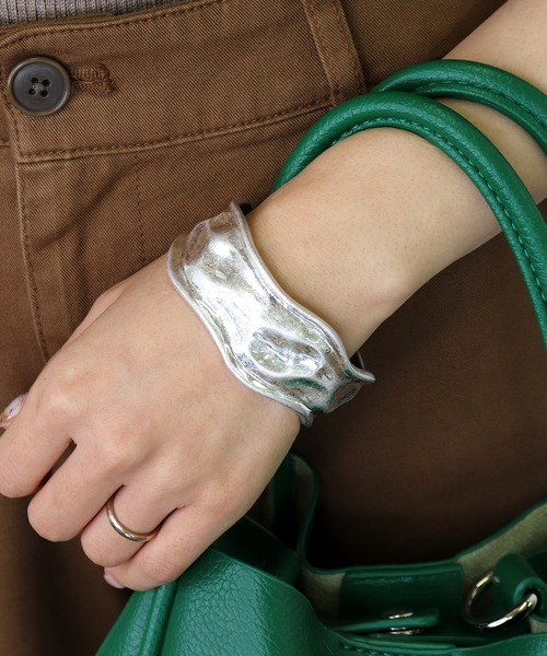 voov(ブーブ)の「凹凸 太め ニュアンス バングル(バングル/リストバンド・レディース・シルバー/ゴールド・フリ-)」の9枚目の写真