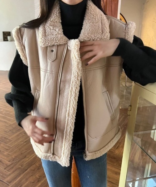 by muni:r（バイ ムニール）の「ムートンコーティングベスト（ライダースジャケット・レディース・ブラック/ベージュ・FREE）」の5枚目の写真