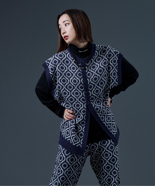 Ellno Loset（エルノロゼット）の「2WAY柄ニットベスト（ベスト・メンズ・パープル/ブラック・MEDIUM/LARGE）」の19枚目の写真