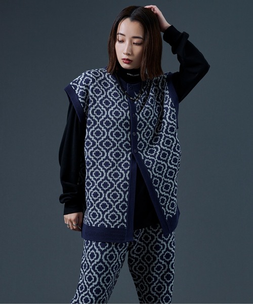 Ellno Loset（エルノロゼット）の「2WAY柄ニットベスト（ベスト・メンズ・パープル/ブラック・MEDIUM/LARGE）」の18枚目の写真