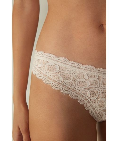 Intimissimi(インティミッシミ)の「80'sスタイル レース ブラジリアン(ショーツ・レディース・ブラック/キナリ/レッド・S/M/L)」の9枚目の写真