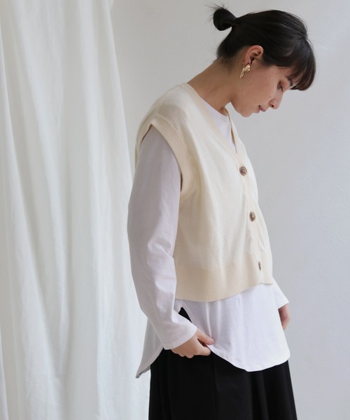 HER CLOSET(ハークローゼット)の「【shemoshelly】ショート丈深Vネックニットベスト(ベスト・レディース・ブラック/テラコッタ/アイボリー/マスタード・M)」の6枚目の写真