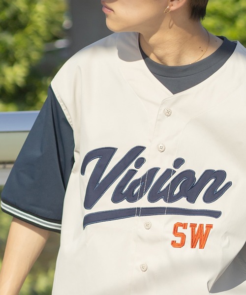 VISION STREET WEAR（ヴィジョンストリートウェア）の「【VISION STREET WEAR／ヴィジョンストリートウェア】ロゴ刺繍ベースボールシャツ/ナンバリング/カレッジロゴ/バックデザイン/ビッグシルエット/オーバーサイズシャツ（シャツ/ブラウス・メンズ・ネイビー/グリーン/アイボリー/ブルー系その他/チャコールグレー/グリーン系その他/ホワイト系その他・M/L/XL）」の2枚目の写真