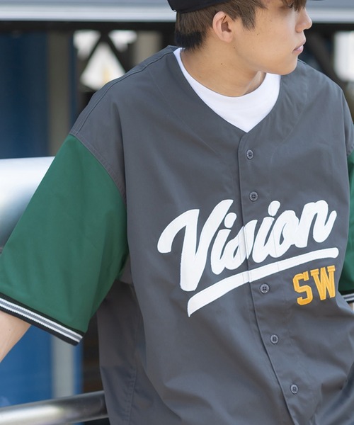VISION STREET WEAR（ヴィジョンストリートウェア）の「【VISION STREET WEAR／ヴィジョンストリートウェア】ロゴ刺繍ベースボールシャツ/ナンバリング/カレッジロゴ/バックデザイン/ビッグシルエット/オーバーサイズシャツ（シャツ/ブラウス・メンズ・ネイビー/グリーン/アイボリー/ブルー系その他/チャコールグレー/グリーン系その他/ホワイト系その他・M/L/XL）」の3枚目の写真