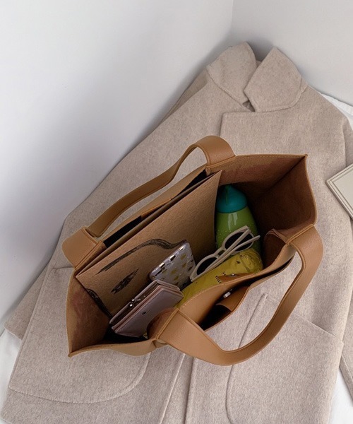 Chaco closet（チャコ クローゼット）の「フェイクレザービッグトートバッグ（トートバッグ・レディース・ブラック/ベージュ/ブラウン・FREE）」の17枚目の写真