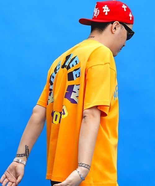 A FEW GOOD KIDS（ア フュー グッド キッズ）の「A'GEM/9 × .kom『A FEW GOOD KIDS/ア フュー グッド キッズ』House Circle Logo Tee/ハウス サークルロゴ 半袖Tシャツ（Tシャツ/カットソー・メンズ・ブラック/パープル/グレー/ホワイト/ブルー/オレンジ・M/L）」の6枚目の写真