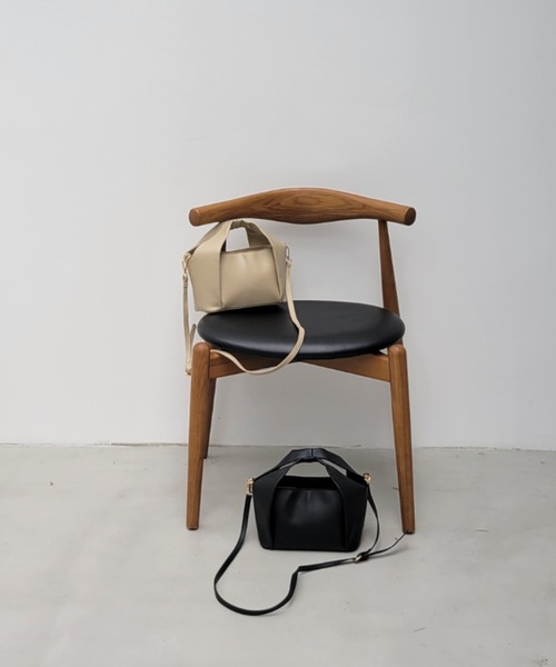 y/m by misato(イムバイミサト)の「フォルドハンドル2WAYショルダーBAG(ショルダーバッグ・レディース・ブラック/ベージュ・FREE)」の9枚目の写真