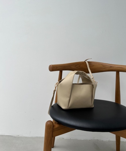 y/m by misato(イムバイミサト)の「フォルドハンドル2WAYショルダーBAG(ショルダーバッグ・レディース・ブラック/ベージュ・FREE)」の18枚目の写真