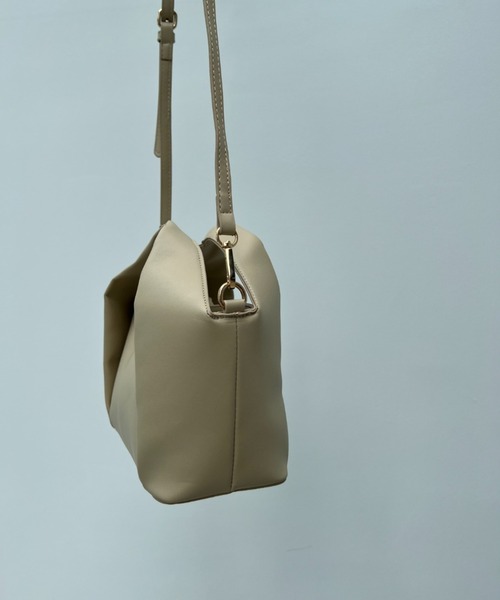 y/m by misato(イムバイミサト)の「フォルドハンドル2WAYショルダーBAG(ショルダーバッグ・レディース・ブラック/ベージュ・FREE)」の6枚目の写真