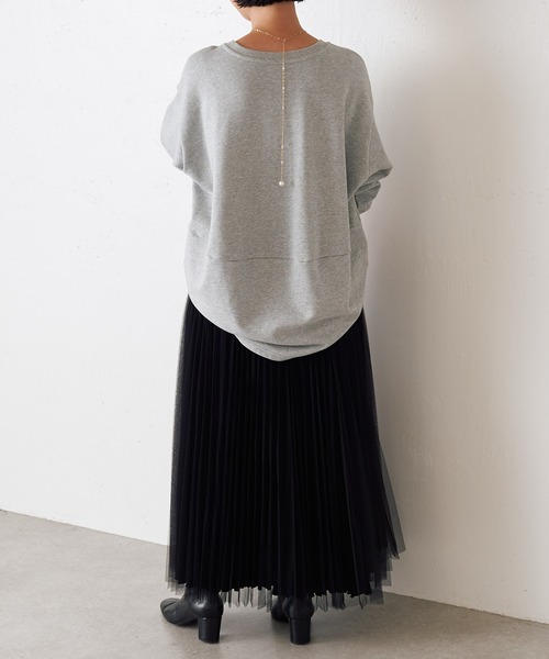 BEARDSLEY(ビアズリー)の「背中の丸みのあるシルエットに注目 アニマル刺繍丸トレーナー(スウェット・レディース・ホワイト/グレー・FREE)」の22枚目の写真