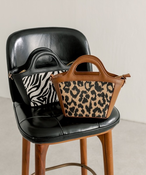 PAPILLONNER(パピヨネ)の「ジャガードミニショルダーバッグ/PAPILLONNER/パピヨネ(ショルダーバッグ・レディース・ブラック/キャメル・FREE)」の1枚目の写真