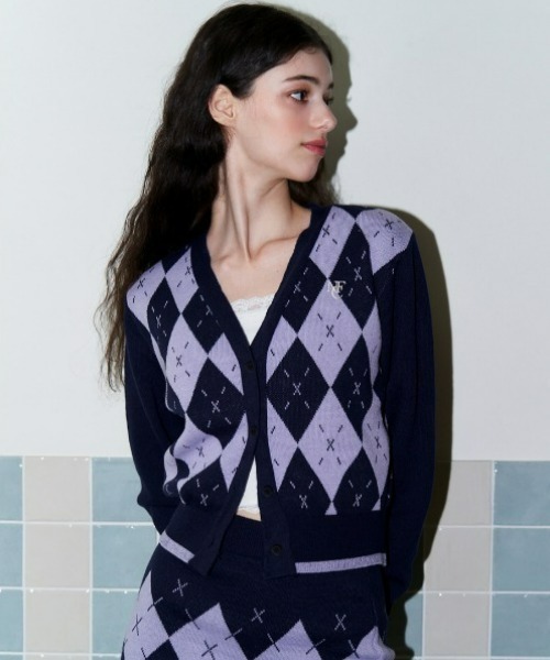FANCY CLUB(ファンシークラブ)の「A'GEM/9 × .kom『 FANCY CLUB/ファンシークラブ』HEARTFELT ARGYLE CARDIGAN/ハートフル ニットアーガイルカーディガン(カーディガン/ボレロ・レディース・パープル/ボルドー・FREE)」の2枚目の写真