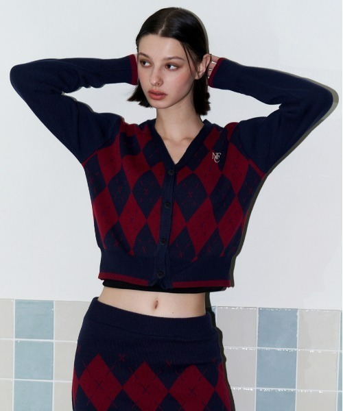 FANCY CLUB(ファンシークラブ)の「A'GEM/9 × .kom『 FANCY CLUB/ファンシークラブ』HEARTFELT ARGYLE CARDIGAN/ハートフル ニットアーガイルカーディガン(カーディガン/ボレロ・レディース・パープル/ボルドー・FREE)」の1枚目の写真