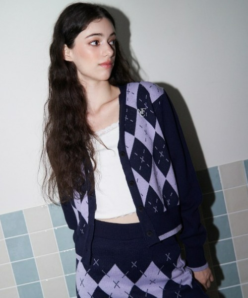 FANCY CLUB(ファンシークラブ)の「A'GEM/9 × .kom『 FANCY CLUB/ファンシークラブ』HEARTFELT ARGYLE CARDIGAN/ハートフル ニットアーガイルカーディガン(カーディガン/ボレロ・レディース・パープル/ボルドー・FREE)」の3枚目の写真