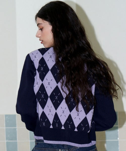FANCY CLUB(ファンシークラブ)の「A'GEM/9 × .kom『 FANCY CLUB/ファンシークラブ』HEARTFELT ARGYLE CARDIGAN/ハートフル ニットアーガイルカーディガン(カーディガン/ボレロ・レディース・パープル/ボルドー・FREE)」の4枚目の写真