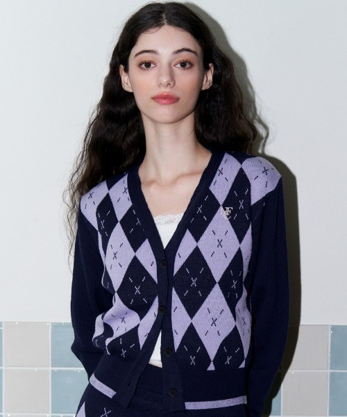 FANCY CLUB(ファンシークラブ)の「A'GEM/9 × .kom『 FANCY CLUB/ファンシークラブ』HEARTFELT ARGYLE CARDIGAN/ハートフル ニットアーガイルカーディガン(カーディガン/ボレロ・レディース・パープル/ボルドー・FREE)」の5枚目の写真