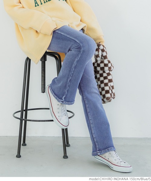 coca（coca）（コカ）の「起毛デニムフレアパンツ（デニムパンツ・レディース・ブルー・S/M/L）」の2枚目の写真