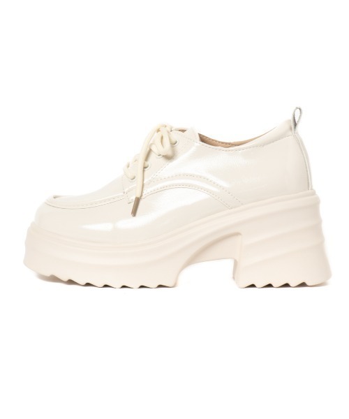 R&E（アールアンドイー）の「【R&E】 厚底ボリュームソール エナメルレースアップシューズ（ローファー・レディース・アイボリー/ブラック・S/M/L/LL）」の5枚目の写真