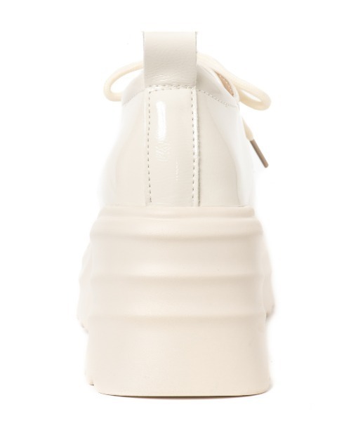 R&E（アールアンドイー）の「【R&E】 厚底ボリュームソール エナメルレースアップシューズ（ローファー・レディース・アイボリー/ブラック・S/M/L/LL）」の6枚目の写真