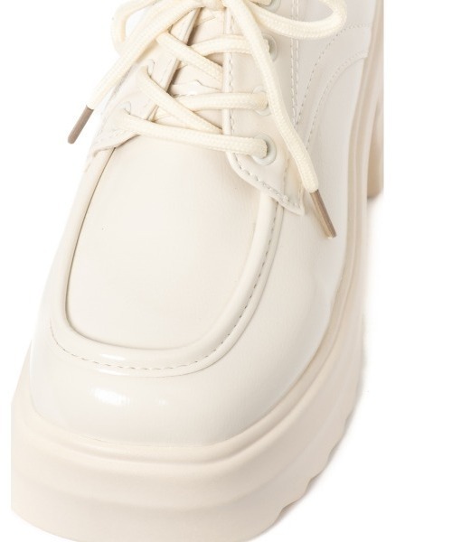 R&E（アールアンドイー）の「【R&E】 厚底ボリュームソール エナメルレースアップシューズ（ローファー・レディース・アイボリー/ブラック・S/M/L/LL）」の8枚目の写真