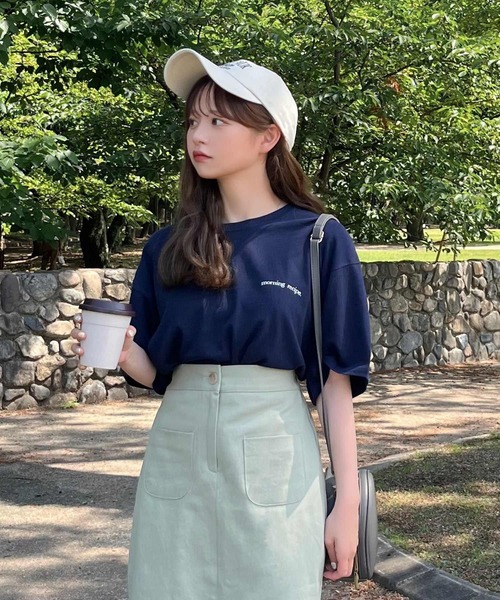 Isn't She?（イズントシー）の「[ SHIORI × Isn't She? ] 前後プリントユニセックスTシャツ（Tシャツ/カットソー・レディース・ピンク/ホワイト/ネイビー・M）」の2枚目の写真