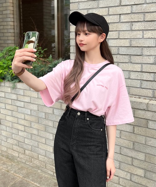 Isn't She?（イズントシー）の「[ SHIORI × Isn't She? ] 前後プリントユニセックスTシャツ（Tシャツ/カットソー・レディース・ピンク/ホワイト/ネイビー・M）」の3枚目の写真