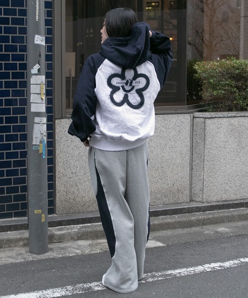 ISTKUNST（イストクンスト）の「【UNISEX】ISTKUNST／フラワースマイリー フーディー（ウラケ）2995992（パーカー・レディース・グリーン/ネイビー/ブラック・SMALL/MEDIUM/LARGE）」の10枚目の写真